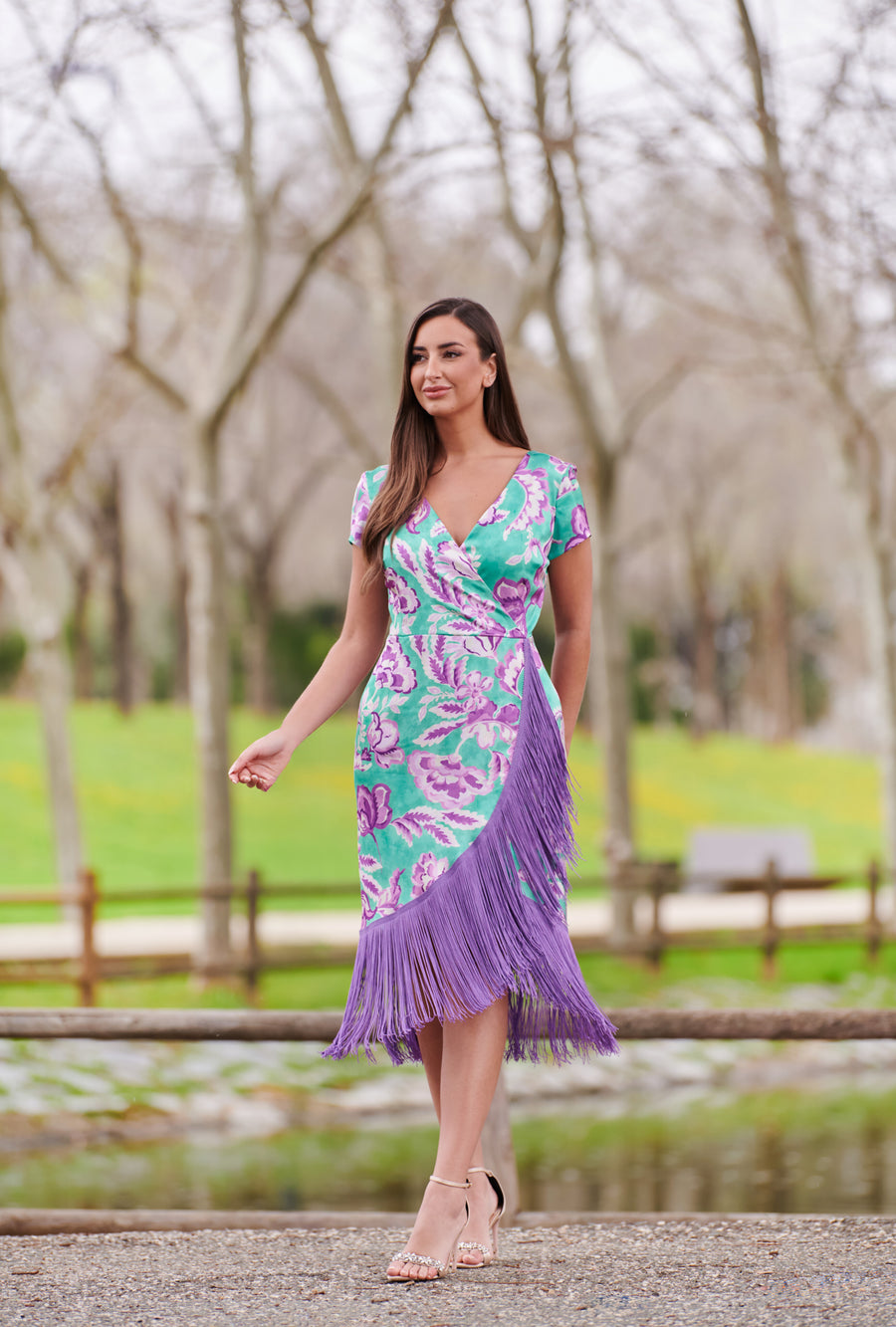 Vestido Midi Cruzado con Flecos – Estampado Floral Violeta y Verde