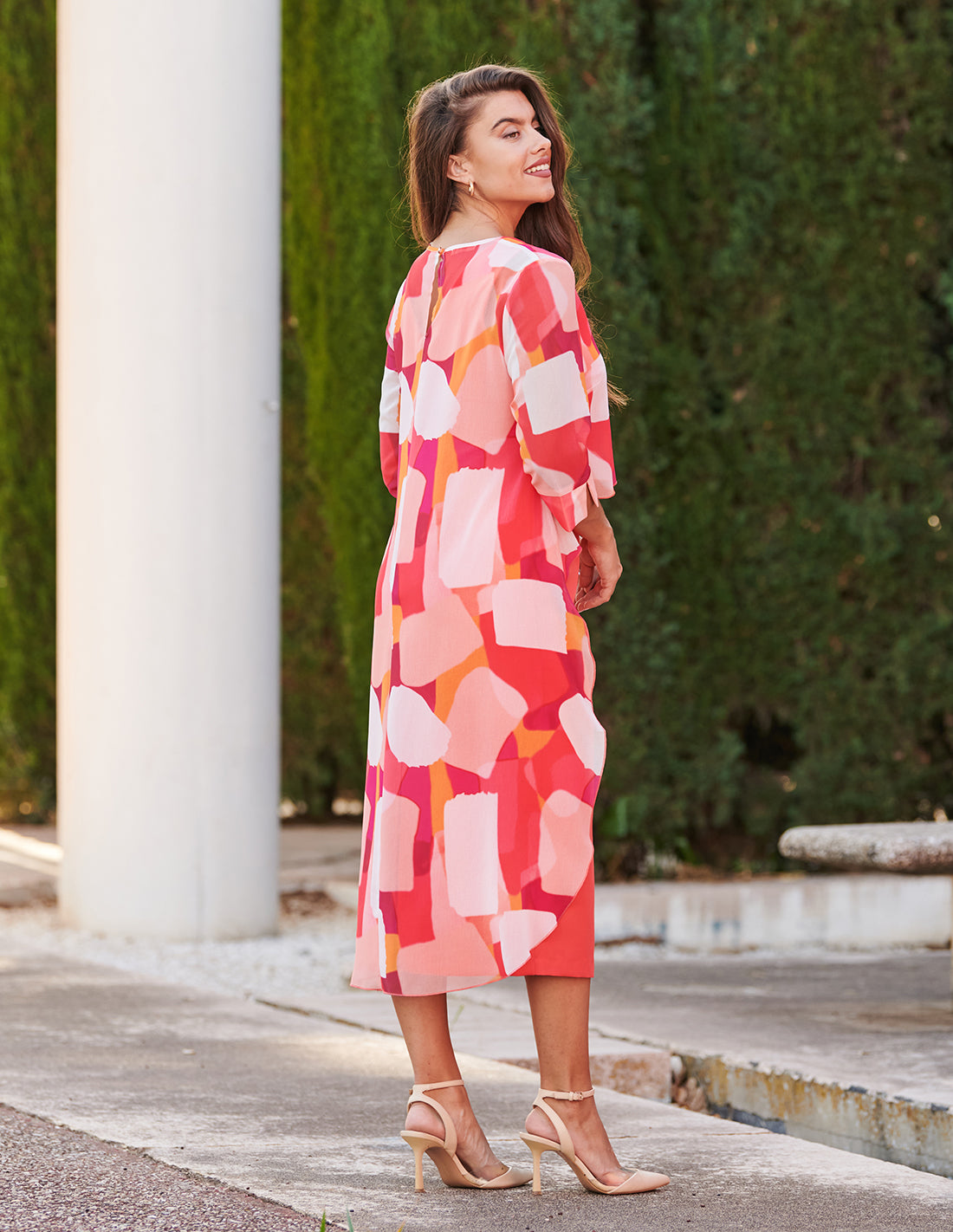 Vestido midi coral con capa de gasa para bodas