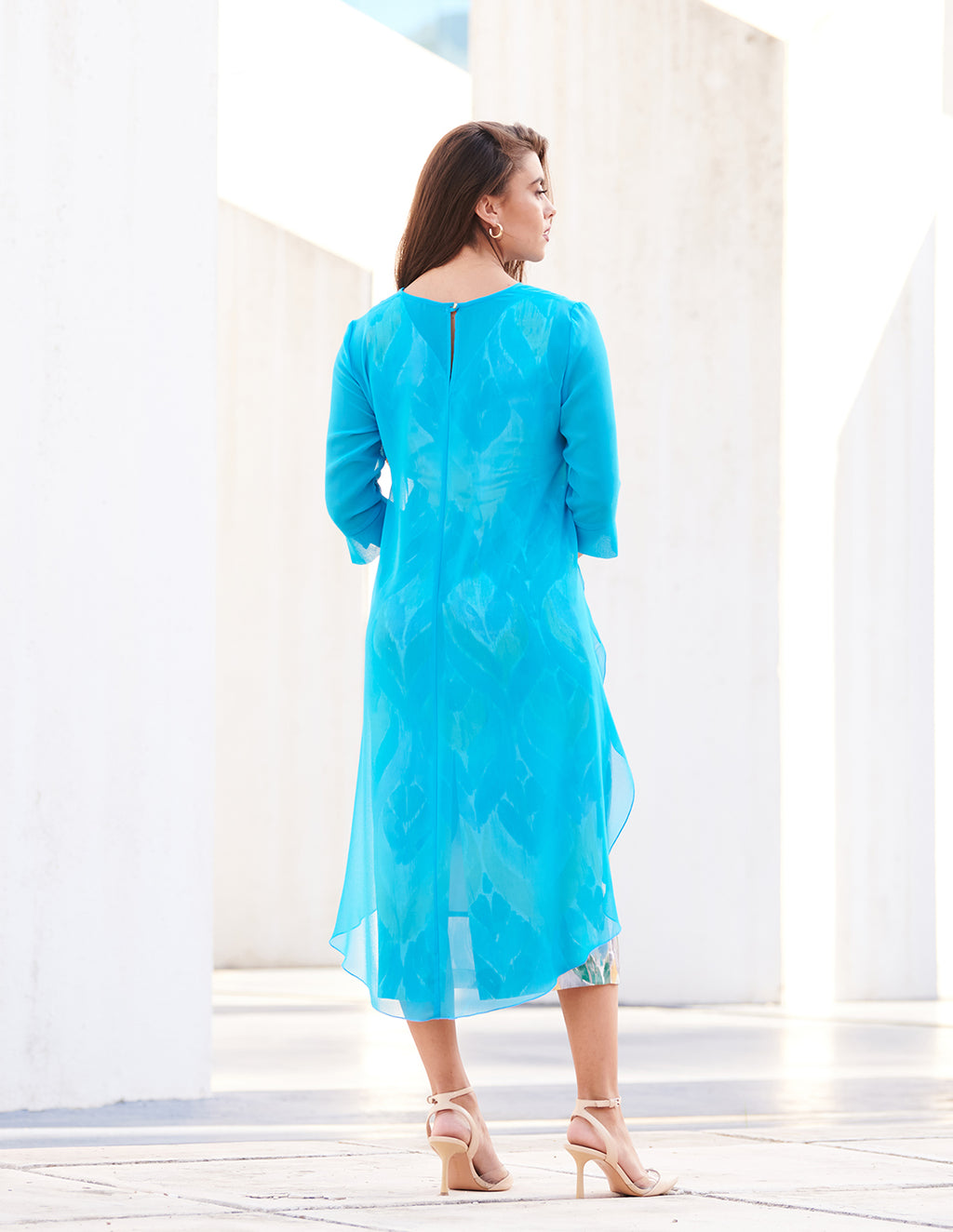 Vestido midi con capa de gasa estampada