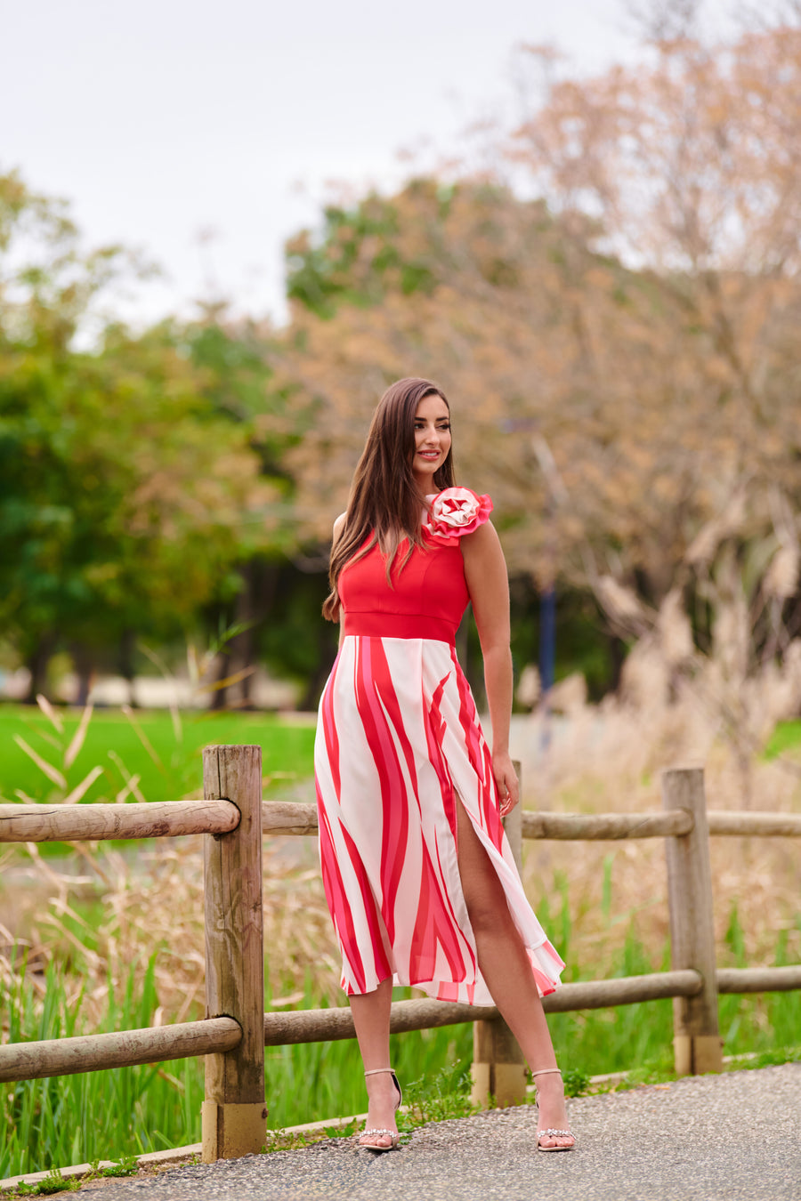 Vestido Midi de Fiesta con Falda Estampada y Detalle de Flor en Relieve