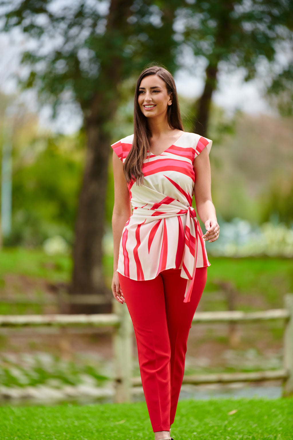 Conjunto de gala rojo con blusa y pantalón