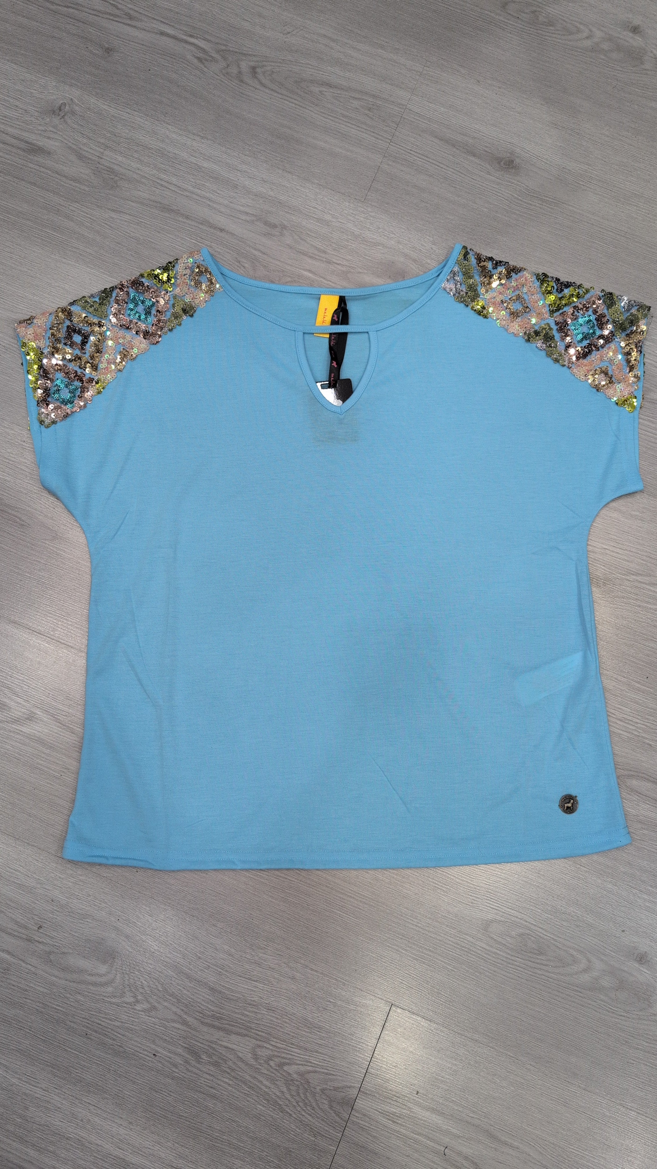 Camiseta rosa con bordado de lentejuelas en hombros