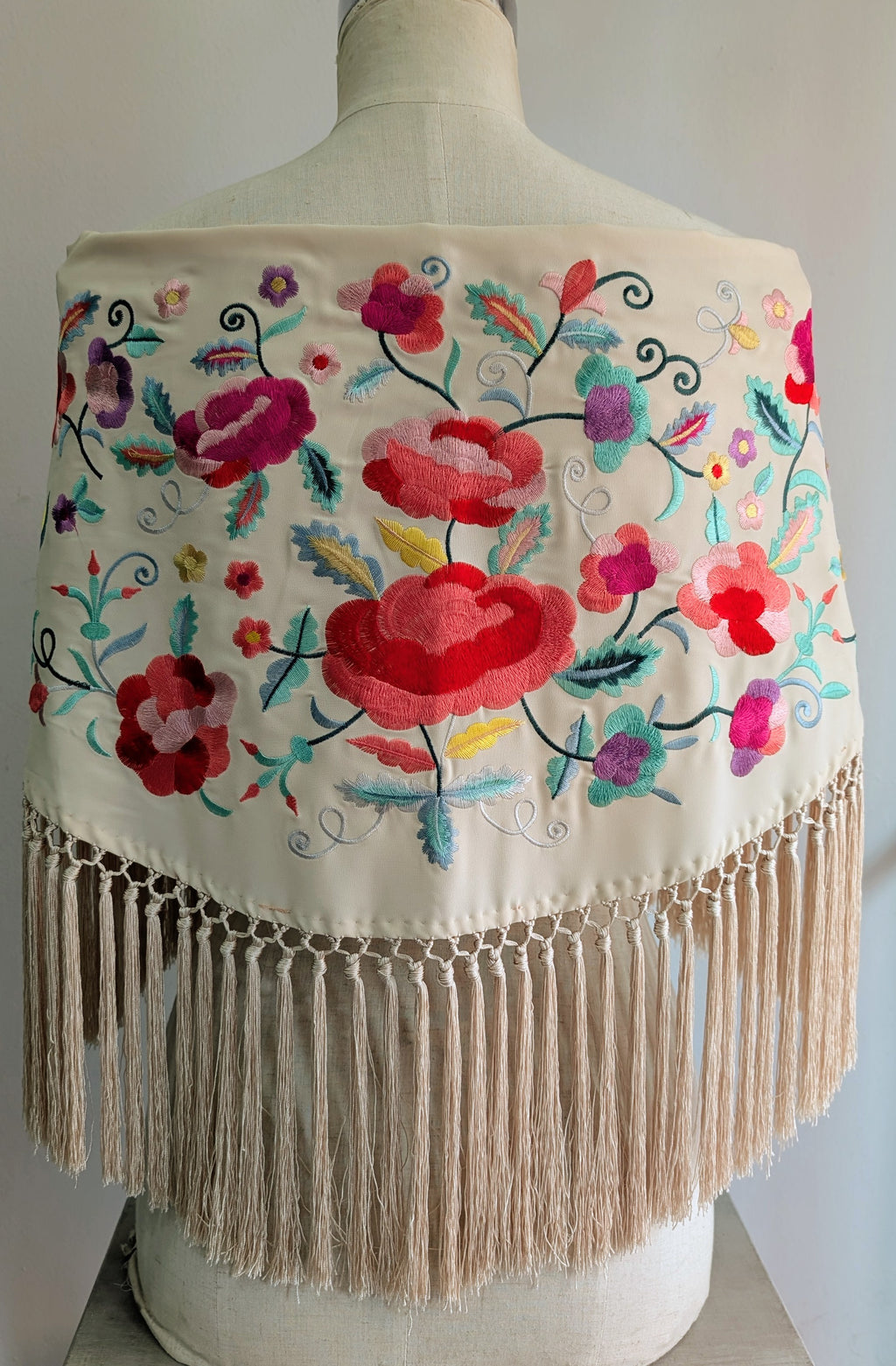 Mantón bordado con flores y motivos florales
