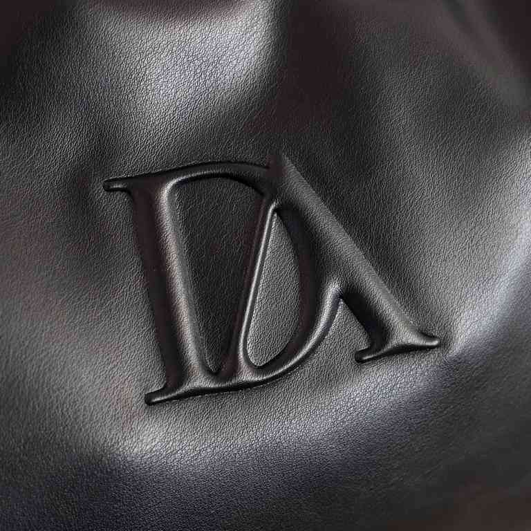 Bolso Hobo Minimalista con Detalle de Cadena - Edición Elegance
