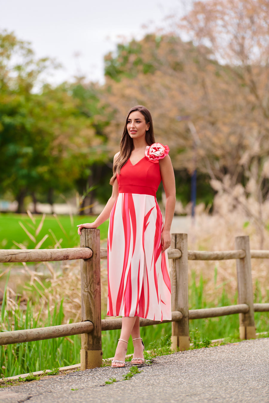 Vestido Midi de Fiesta con Falda Estampada y Detalle de Flor en Relieve