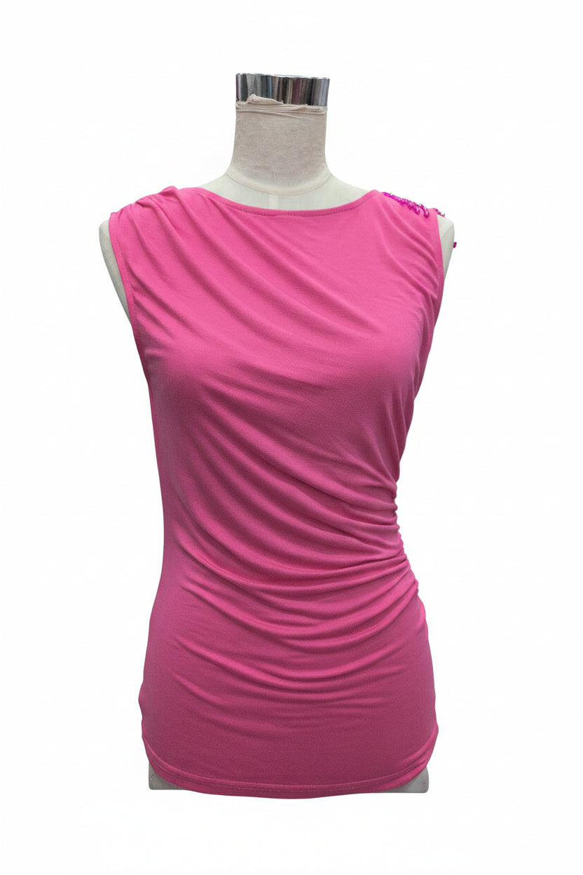 Camiseta Drapeada con Detalle de Pedrería – Rosa Fucsia