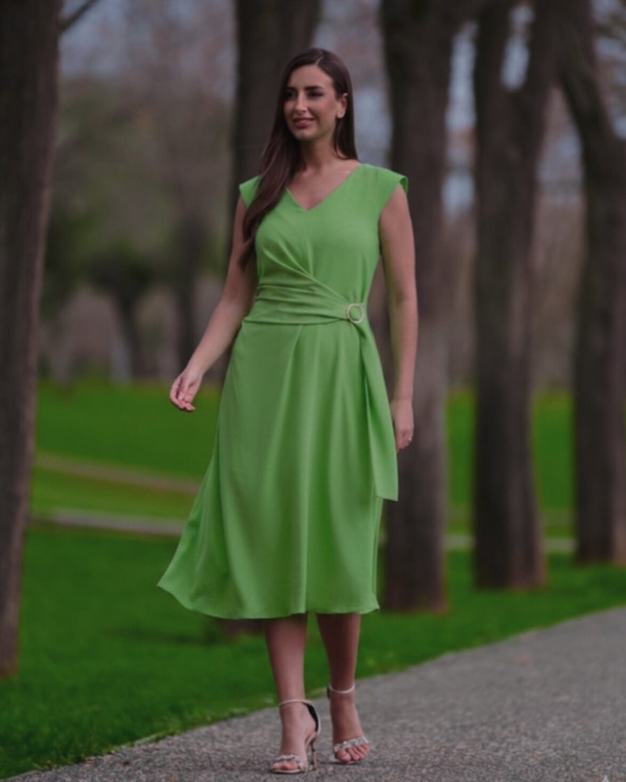 Vestido Midi Cruzado con Detalle de Hebilla – Verde Primavera