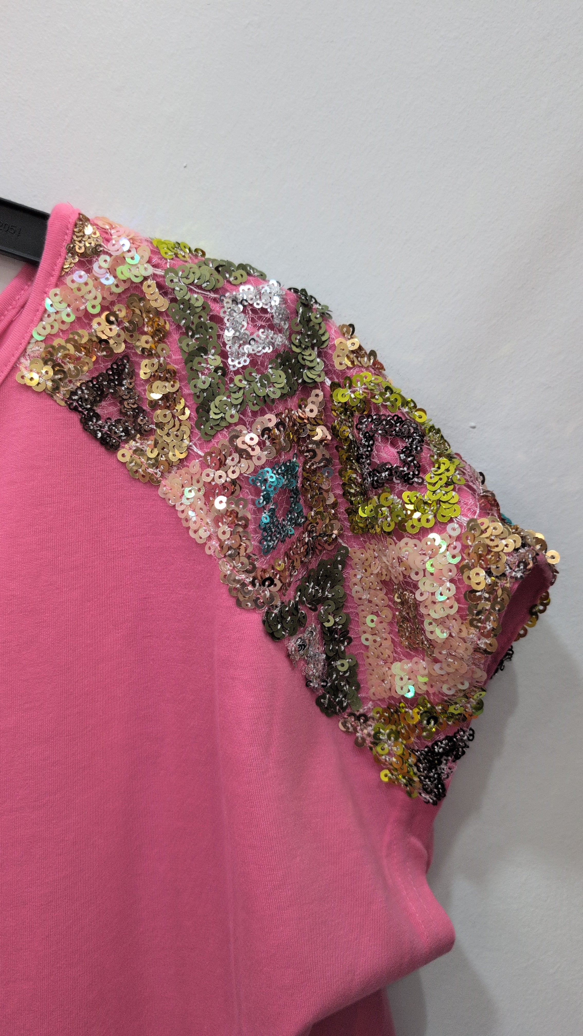 Camiseta rosa con bordado de lentejuelas en hombros