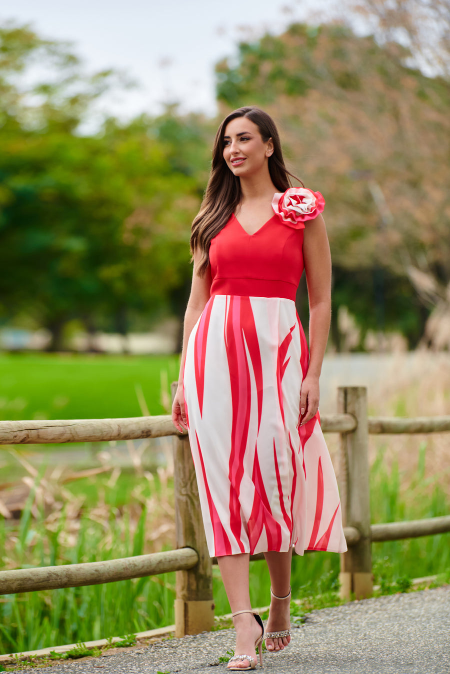 Vestido Midi de Fiesta con Falda Estampada y Detalle de Flor en Relieve