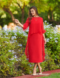 Vestido midi carmín con detalle de plumas
