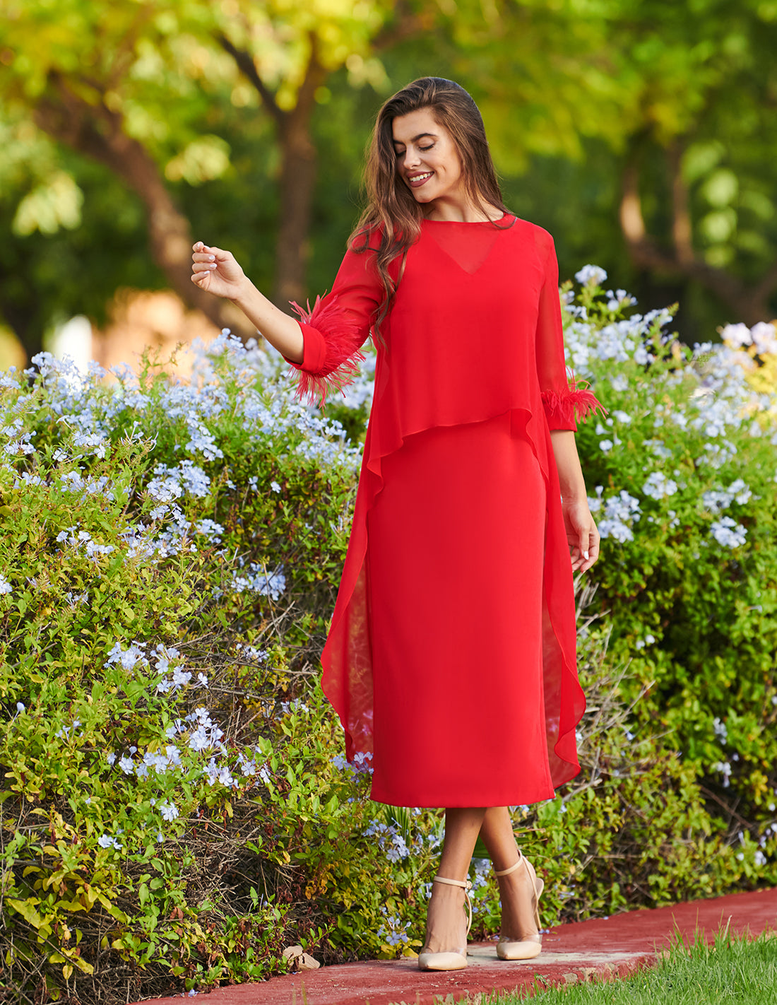 Vestido midi carmín con detalle de plumas
