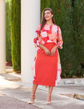 Vestido midi coral con capa de gasa para bodas