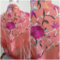 Mantón bordado con motivos florales