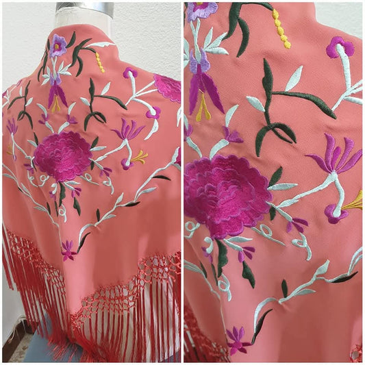Mantón bordado con motivos florales