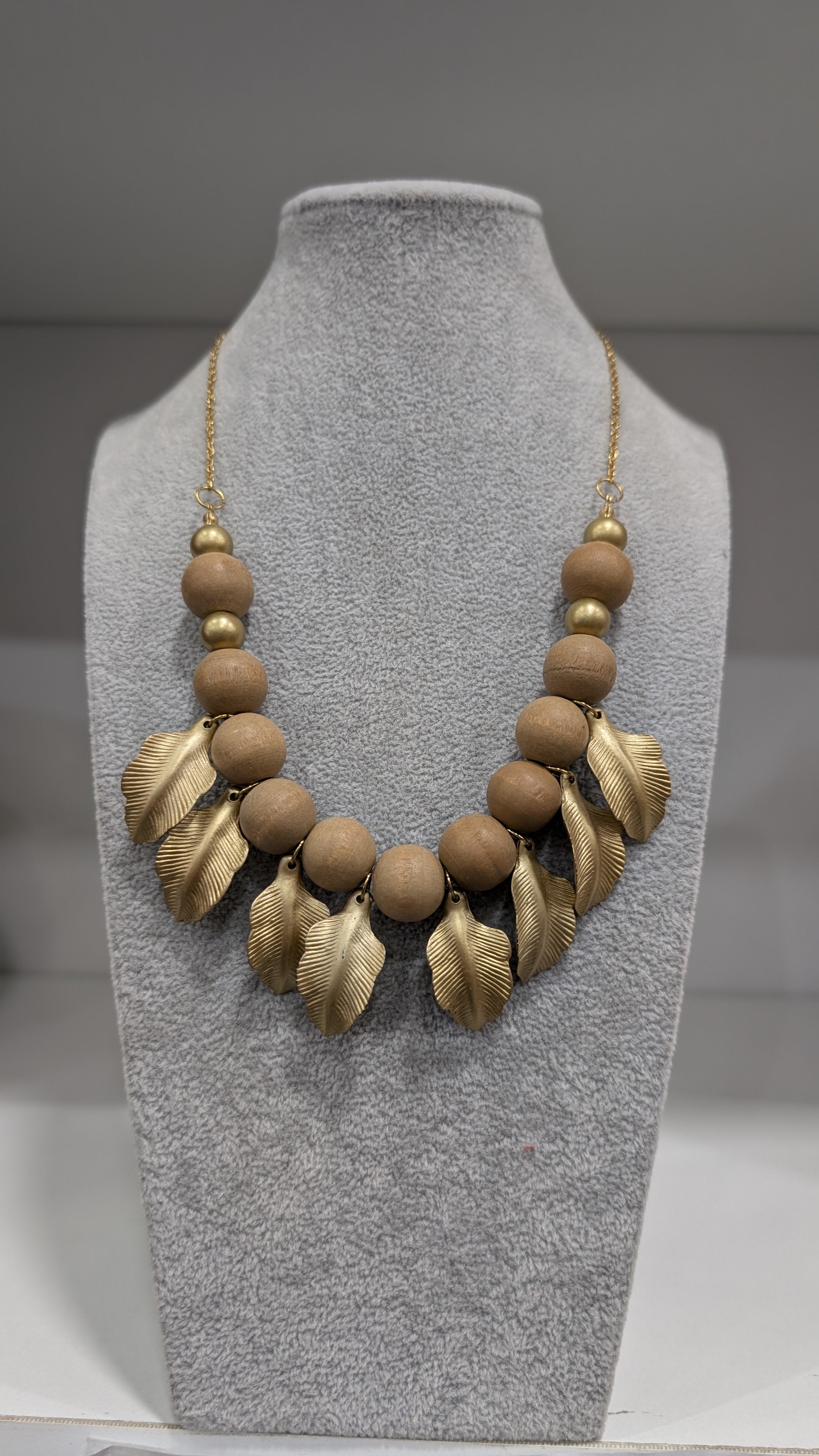 Collar Artesanal de Hojas Doradas y Esferas Mate