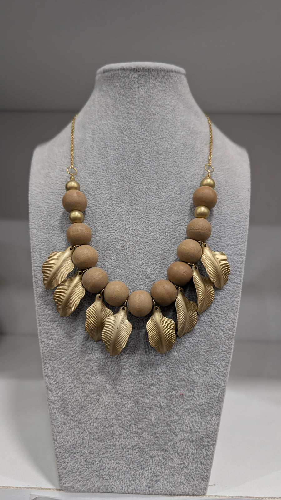 Collar Artesanal de Hojas Doradas y Esferas Mate