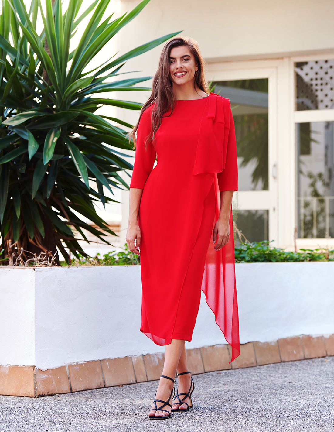Vestido midi carmín con capa elegante