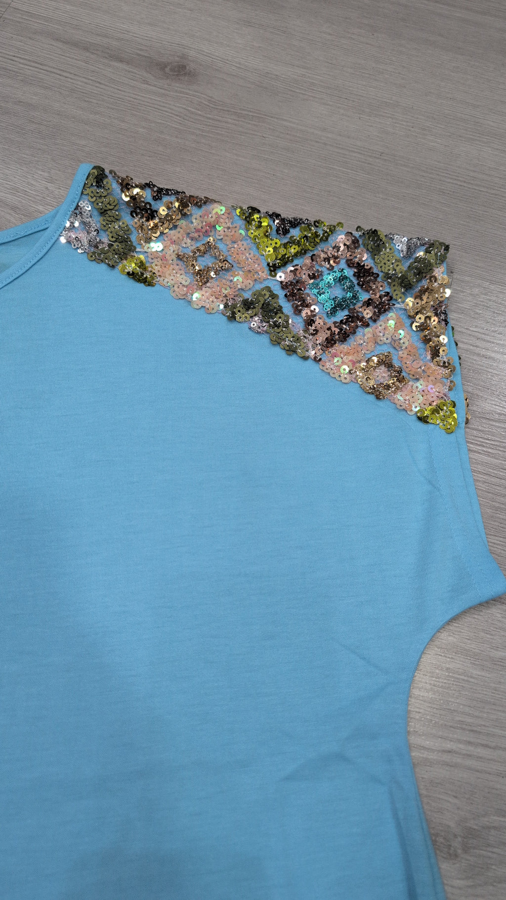 Camiseta rosa con bordado de lentejuelas en hombros